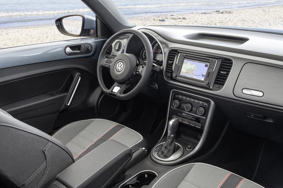 Интерьер Volkswagen Beetle Convertible Denim 2016 года  (фото 23 из 41)